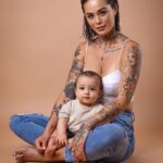 Claire Tomek Instagram - 1 year later Avant on a des principes / après on a des enfants des vergetures , des cernes et beaucoup moins d’argent.