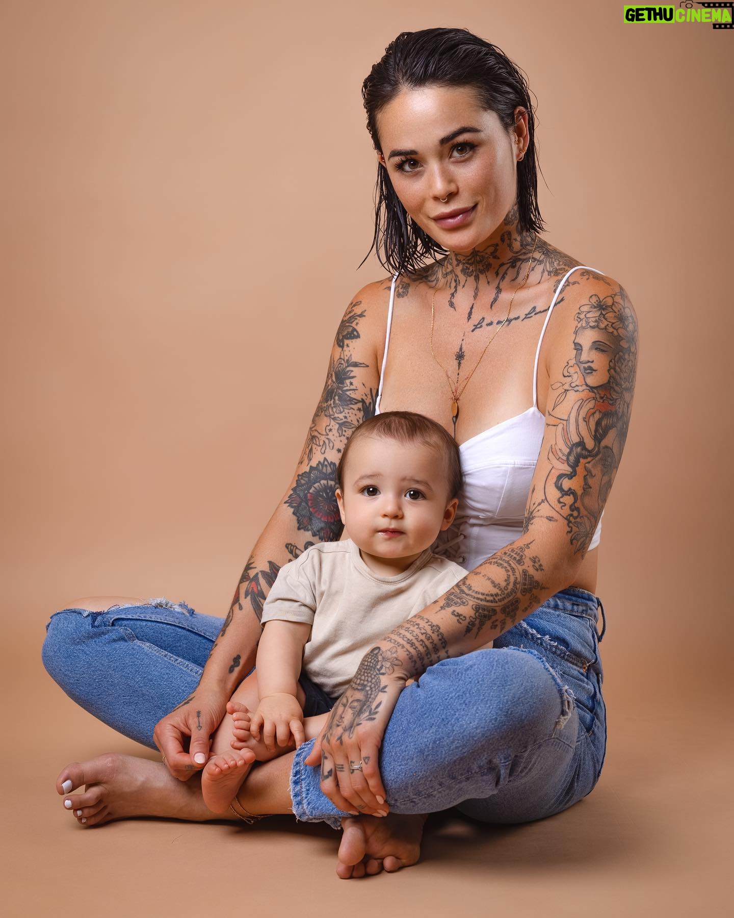 Claire Tomek - 11.7K Likes - 1 year later
Avant on a des principes / après on a des enfants des vergetures , des cernes et beaucoup moins d’argent.
