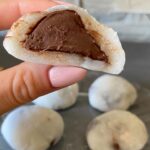 Claire Tomek Instagram - Des MOCCHIS À LA PÂTE À TARTINER ! 🍫 70g de farine de riz gluant 70g de sucre 120 ml d’eau 1 cuillère à soupe d’huile Pâte à tartiner ( ici ma préférée @foodspring_fr sans sucres ajoutés ni huile de palme ! Rappel vous avez -15% des 30e d’achat toute l’année avec mon code TOMEKFSG) Déposer des cuillères de pâte à tartiner sur une assiette à l’aide de petites cuillères et réserver au congélateur ! Dans une casserole faire chauffer l’huile, l’eau et le sucre sur feu doux. Verser la farine de riz gluant en une fois et mélanger énergiquement jusqu’à l’obtention d’une boule de pâte pas trop collante. Laisser refroidir dans un bol. Mettre de la farine de riz gluant sur votre plan de travail et prélever des petites boules de pâtes. Étaler ,garnir de pâte à tartiner et tirer les bords pour recouvrir et fermer. ( ça parait compliqué mais on chope vide le coup de main ) Réserver au frigo et consommer dans les 48h max