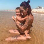 Claire Tomek Instagram - La raie encore pleine de sable mais une mamie et un enfant heureux ! Moi je voulais juste rattraper le bronzage en retard sur mon boule 😂