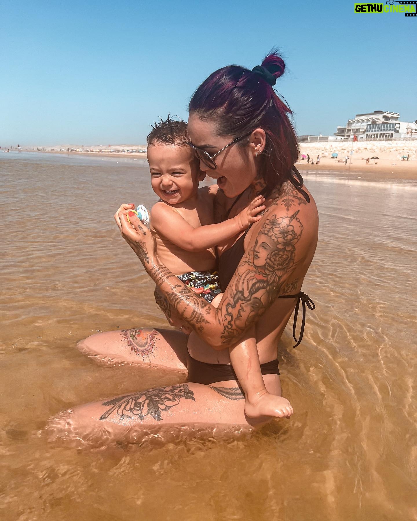 Claire Tomek - 10.5K Likes - La raie encore pleine de sable mais une mamie et un enfant heureux !
Moi je voulais juste rattraper le bronzage en retard sur mon boule 😂