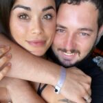 Claire Tomek Instagram – J’attendais impatiemment de pouvoir vous annoncer cette nouvelle : on va déménager ! Enfiiiiiin 

Martial est muté et moi je vais recommencer les coachings , et peut être même que je tatouerais des simpsons la bas 🤫🤭

Pour ceux qui avaient suivi l’histoire début d’année on avait trouvé THE baraque de nos rêves mais malheureusement quand t’es à ton compte c’est devenu quasi impossible d’avoir son crédit même en passant par des courtiers. 
Du coup on était tellement dégoûtés surtout quand on nous disait « si c’était pas celle ci c’est que c’était pas la bonne » 😂 horrible comme expression moi qui me voyais déjà dans la piscine cet été. 

Mais là ça y est on a signé la vente de notre maison ici, on est donc en recherche active d’une location sur la région bordelaise pour la nouvelle année. 
Au moins on sera sur place et on pourra visiter plus facilement des maisons pour trouver la RUSSEAU’S HOUSE 
J’ai hâte de tourner une nouvelle page, dans une nouvelle région ! 

C’est quand même un délire aussi pour louer faut gagner 4 fois le loyer et avoir des garants alors que j’approche plus des 30ans que des 18 😅 
Bref je vous tiendrais au courant ! 

Dites moi en commentaire d’où vous venez ? On se croisera peut être vers la bas 🥰❤️