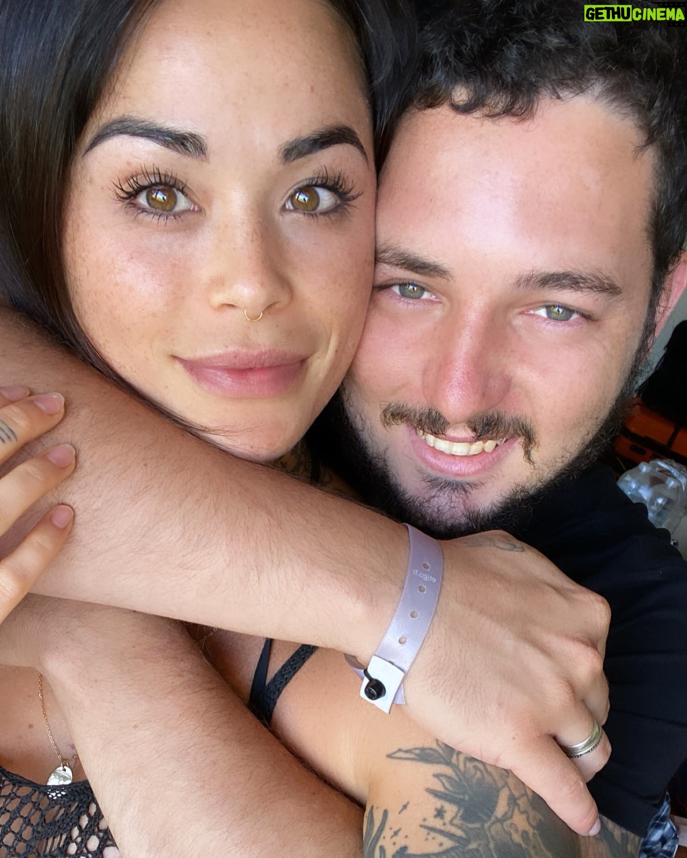 Claire Tomek - 9.3K Likes - J’attendais impatiemment de pouvoir vous annoncer cette nouvelle : on va déménager ! Enfiiiiiin
Martial est muté et moi je vais recommencer les coachings , et peut être même que je tatouerais des simpsons la bas 🤫🤭
Pour ceux qui avaient suivi l’histoire début d’année on avait trouvé THE baraque de nos rêves mais malheureusement quand t’es à ton compte c’est devenu quasi impossible d’avoir son crédit même en passant par des courtiers.
Du coup on était tellement dégoûtés surtout quand on nous disait « si c’était pas celle ci c’est que c’était pas la bonne » 😂 horrible comme expression moi qui me voyais déjà dans la piscine cet été.
Mais là ça y est on a signé la vente de notre maison ici, on est donc en recherche active d’une location sur la région bordelaise pour la nouvelle année.
Au moins on sera sur place et on pourra visiter plus facilement des maisons pour trouver la RUSSEAU’S HOUSE
J’ai hâte de tourner une nouvelle page, dans une nouvelle région !
C’est quand même un délire aussi pour louer faut gagner 4 fois le loyer et avoir des garants alors que j’approche plus des 30ans que des 18 😅
Bref je vous tiendrais au courant !
Dites moi en commentaire d’où vous venez ? On se croisera peut être vers la bas 🥰❤️