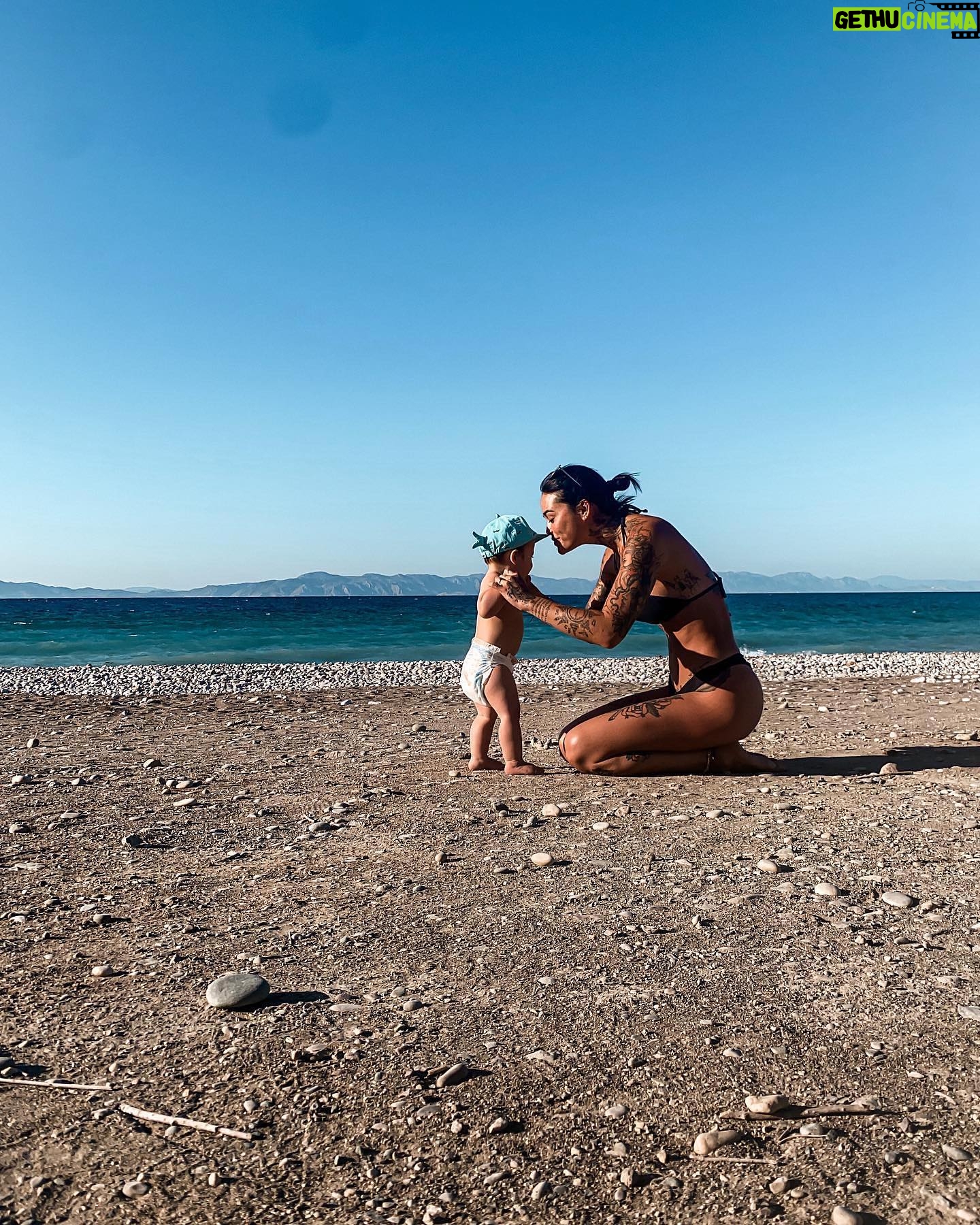 Claire Tomek - 7.3K Likes - J’écris actuellement ce post le dos en vrac, en train de donner le bain de mon fils avec mon corps faisant barrage à sa passion de vider les jouets pleins d’eau sur le carrelage.
C’était pas trop INSTAGRAMABLE comme photo du coup j’ai choisi une de mes vacances ( qui ne portent plus bien leur nom d’ailleurs)
Exténuée parce que ça fait 2h que je me bats avec lui qui ne veut pas faire sa sieste alors qu’il est mort de fatigue.
Que du coup il hurle et que j’ai l’impression que ça fait une éternité alors que ça fait 2h.
Oui mais voilà sur une journée complète ça fait long !
Il est gardé à la maison car pas de place en crèche ( on m’a dit qu’il fallait s’inscrire dès le 4e mois de grossesse pour avoir une place 😅 ou alors clairement ça te coûte un bras les crèches privées .. en fait tu travailles pour payer la crèche ou la nounou)
Au début c’était temporaire mais comme on a pour projet de déménager faut qu’on puisse mettre des sous de côtés donc le garder à la maison c’était la solution !
J’ai aménagé mes horaires de travail, je l’emmène voir d’autres enfants, je lui fais des activités mais je dois quand même faire face au jugement de certaines personnes qui pensent que mon fils sera moins sociable ou en retard car gardé par maman.
Alors voilà .. Certains jours quand tout va bien je me dis que j’ai de la chance de partager autant de temps avec lui, et d’autres quand c’est tendu je me pose des questions.
Est ce que j’ai fais le bon choix ?
Et demain quand j’aurais des grands sourires au petit déjeuner, que je mettrais PUMP THE JAM et que je le verrais se trémousser je me dirais que oui.
Puis surtout est ce que j’arriverai à couper le cordon quand il faudra le laisser pour de bon à l’école ? 😂
Et vous vous avez choisi quel mode de garde ? ❤️