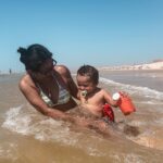 Claire Tomek Instagram - La raie encore pleine de sable mais une mamie et un enfant heureux ! Moi je voulais juste rattraper le bronzage en retard sur mon boule 😂