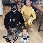 Claire Tomek Instagram – On voulait faire une photo d’Halloween 🎃 Instagram mais y’a rien qui va sur cette photo 😂

Déjà je sais pas vous mais le cadrage des photos chez les daronnes c’est pas vraiment ça. 

C’est le bordel derrière tellement y’a de jouets, chaque fois que je marche sur un lego j’ai envie de tout jeter à la benne. 

J’avais des bottes pour aller avec ma tenue mais vu que c’est bibi qui se tape le ménage c’était hors de question de les mettre à l’intérieur de la maison 😂

J’ai toujours pas compris en quoi était mon mec mais il était pas chaud pour faire Clover ou Samantha .. 

Dites moi en commentaire si vous avez trouvé en quoi on est déguisés !