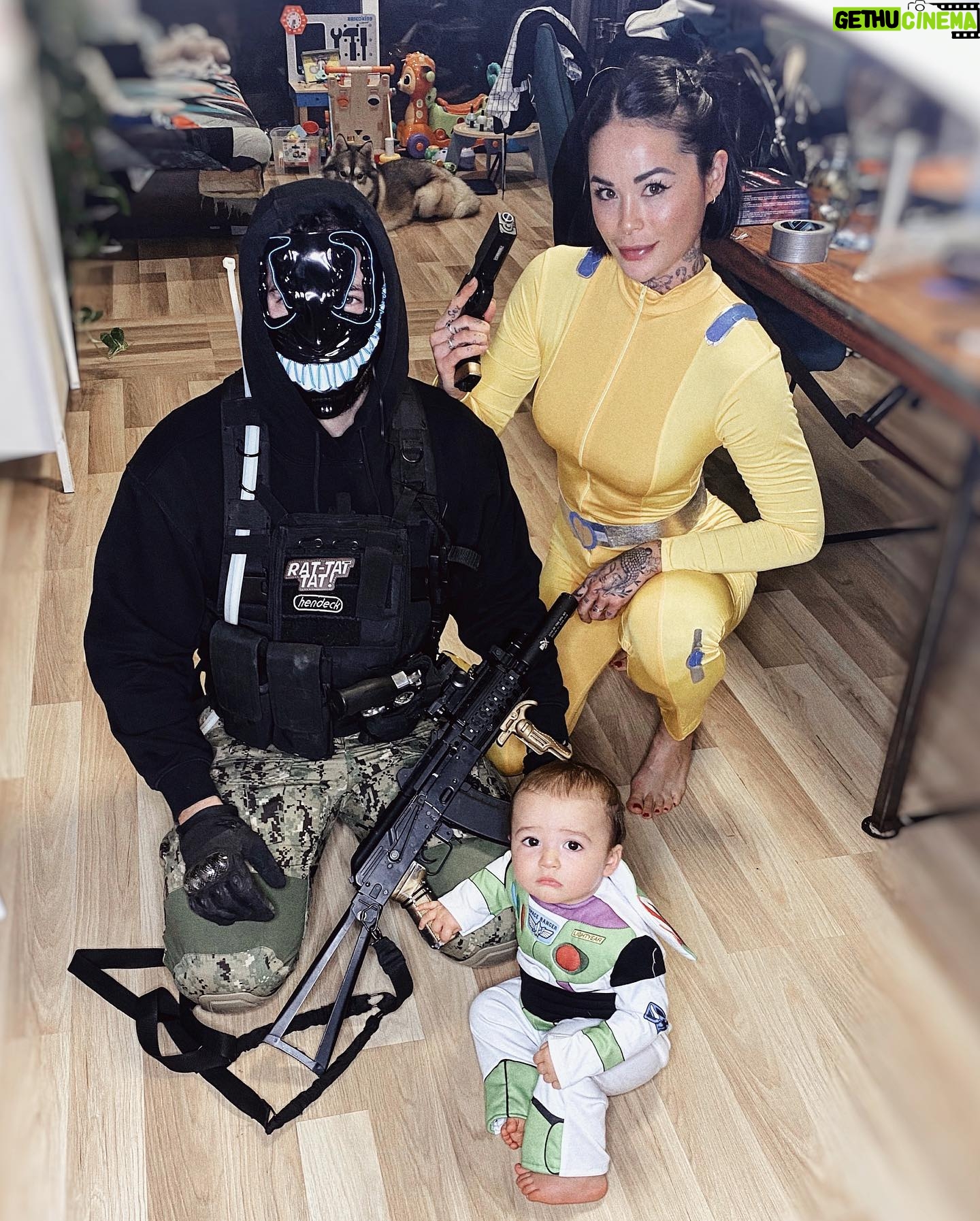 Claire Tomek - 7K Likes - On voulait faire une photo d’Halloween 🎃 Instagram mais y’a rien qui va sur cette photo 😂
Déjà je sais pas vous mais le cadrage des photos chez les daronnes c’est pas vraiment ça.
C’est le bordel derrière tellement y’a de jouets, chaque fois que je marche sur un lego j’ai envie de tout jeter à la benne.
J’avais des bottes pour aller avec ma tenue mais vu que c’est bibi qui se tape le ménage c’était hors de question de les mettre à l’intérieur de la maison 😂
J’ai toujours pas compris en quoi était mon mec mais il était pas chaud pour faire Clover ou Samantha ..
Dites moi en commentaire si vous avez trouvé en quoi on est déguisés !