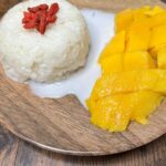 Claire Tomek Instagram - MANGO STICKY RICE // KAO NIAO MAMUANG 🍚🥭 Cette recette m’a été demandé pleins pleins de fois ! N’hésitez pas à liker et partager si vous voulez que je partage plus de recettes 😘🔥 Hyper simple : ‼️bien faire tremper le riz gluant la veille dans de l’eau - 250g de riz gluant - 300ml de lait de coco - 80g de cassonade - 1 pincée de sel très important - mangue Faire cuire le riz gluant à la vapeur 30 min en remuant bien à mi cuisson Faire bouillir le lait de coco le sucre et le sel. Mélanger bien et retirer du feu dès ébullition. Laisser refroidir. Une fois le riz cuit, le mettre dans un gros récipient et verser le lait de coco sucré dessus ( en garder un peu pour le dressage ). Bien remuer ! En refroidissant le riz va absorber le mélange et c’est là que la magie opère 🪄 Pour un beau dressage j’utilise une tasse que je retourne, la mangue coupée et un peu de sauce restante ! Y’a pas plus simple, inratable et tellement bon !!
