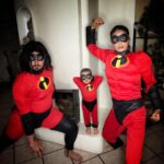 Claire Tomek Instagram - Vraiment cette année on a mis la barre haut .. très haut ! 🦸‍♀️🦸🦸‍♂️ On a même pensé aux détails 😂 #halloween #indestructible #disney