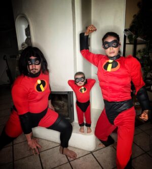 Claire Tomek Instagram - Vraiment cette année on a mis la barre haut .. très haut ! 🦸‍♀️🦸🦸‍♂️
On a même pensé aux détails 😂

#halloween #indestructible #disney