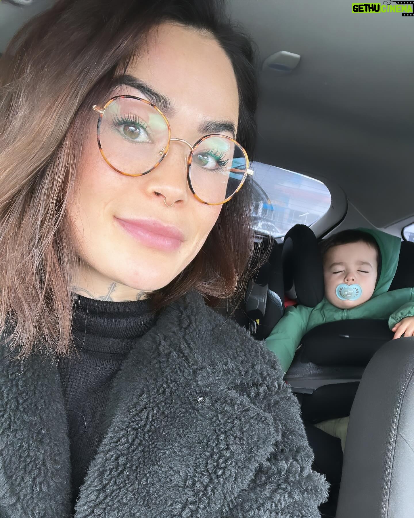 Claire Tomek - 6.9K Likes - Preuve de plus que le fruit ne tombe jamais bien loin de l’arbre… 😂
Alors on se ressemble ou pas ?