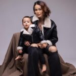 Claire Tomek Instagram – Quand j’étais petite et que je regardais des films mon idéal c’était une jolie maison, mon entreprise, un mari aimant et de beaux enfants ( j’ai revu à la baisse ce point là quand j’ai dû accoucher sans péri ) et pas forcément dans cet ordre. 

En tout cas, c’était la vision que je voulais de mon avenir. 
Et.. j’ai réussi ! J’ai un travail qui me plait, un mari pas trop mal ( faut pas qu’il prenne la grosse tête…), une maison avec jardin et 1 enfant incroyable. 

Je voyais aussi un mari h24 à mes côtés, mais quand on a déménagé et qu’il était souvent en déplacement j’ai du apprendre à accepter son absence et apprendre à vivre seule. J’en étais capable, bien évidemment,  mais tu dois tout gérer: les chiens, les courses, l’enfant, les sorties, les bobos ,le travail, les rendez-vous médicaux, le bain. 
Bref le quotidien et ses aléas. Tu dois être partout et tenir debout. 

Cette solitude, je l’ai déjà redoutée et pourtant aujourd’hui je l’apprécie ( bon pas trop longtemps quand même 😂). Parce que je m’ennuie sans lui puis bon je l’ai pas marié pour rien je l’aime un peu quand même 🤏🏻

Mais je vois autour de moi des gens qui sont collés h24 alors que moi j’ai besoin de vivre des moments de solitude, qui me font apprécier à leur juste valeur les moments passés en famille.

Parce que des fois il m’arrive d’étouffer ou de passer mes nerfs sur les personnes que j’aime le plus. 

En vrai je ne suis jamais seule, je suis avec moi-même. 
Je saisis chaque opportunité pour prendre soin de ma petite personne une fois que l’enfant dort, faire ce que je veux, quand je veux. Rien n’est plus savoureux que d’être là pour soi-même. 

Certains disent que je suis une sauvage, mais j’ai un cœur, une famille des plus équilibrée et des amis que j’adore mais ma meilleure amie c’est moi 😂

Qui est pareil ? 🙋🏻‍♀️