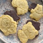 Claire Tomek Instagram – ‼️si toi aussi t’étais fan de ces gâteaux 🚨: recette des Z’ANIMOS // DINOSAURUS 

Après plusieurs essais j’ai trouvé la recette parfaite pour les faire soi-même c’est hyper simple et beaucoup moins sucré que les industriels : 

🧸🦁🦏🦖🦕Pour une quinzaine de biscuits ( je double les quantités moi parce que tout le monde se pete le bide et ça se conserve facilement dans une boîte hermétique ) : 

250g de farine
1 oeuf 
75g de sucre
110grs de beurre mou
 
Décor :
200grs de chocolat au choix 
 
 
Préparation :
Mélanger à la main le beurre mou   sucre   1 oeuf battu 
Ajouter la farine et malaxer jusqu’à former une boule ! 
Réserver 1 heure au frais ( étape super importante pour pas que ça colle à l’emporte pièce. 

Etaler la pâte sur 3mm d’épaisseur puis, découpe à l’emporte-pièce ! 
Remettre 15 min au frigo ( deuxième étape très importante pour que le dessin reste à la cuisson ) 

Cuire 10 minutes au four 180°C et laisser refroidir pour que le biscuit durcisse

Napper la surcface de chaque biscuit de chocolat fondu ( j’utilise le micro onde pendant 1:30) et laisser figer au frigo ou à l’air libre 

Qui va tester ????

Lien des emportes pièces : https://amzn.to/4dFMN9G