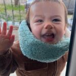Claire Tomek Instagram – Qui a passé une journée de merde ici ? 🙋🏻‍♀️

Déjà quand tu confonds le mardi et le mercredi tu sais que la journée commence mal 😂

Cette photo c’est pépite. Meilleur remède pour sourire ❤️