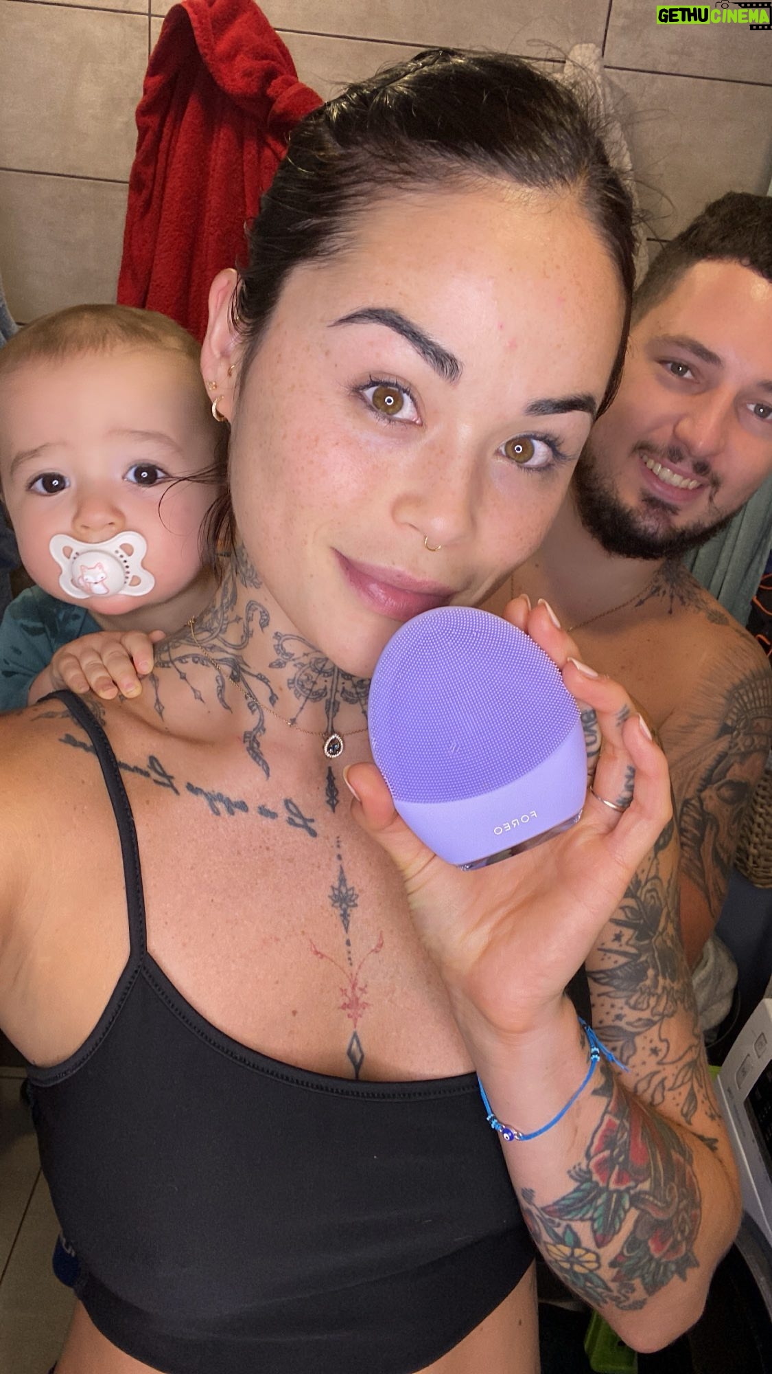 Claire Tomek Instagram - 🚨 TEST DE LA NOUVELLE LUNA 4 : POINTS FORTS : -Élimine 99,5% des impuretés et excès de sébum j’ai vu la différence rapidement en utilisant la brosse matin et soir - Picots en silicone médical encore plus doux - Boost la production de collagène et l’élasticité de la peau et clairement la peau est plus lisse - Un soin du visage 100% personnalisable, avec 16 niveaux d’intensités paramétrables et 3 différents modes de nettoyage (régulier, doux et profond) - Des massages raffermissants guidés par l’application - Un moteur encore plus puissant pour plus de puissance et d’autonomie 1 charge : 600 utilisations ! - un appareil nettoyant indestructible et conçu pour durer sur le long terme sans besoin de pièce de rechange - 100% waterproof peut s’utiliser sous la douche et hyper simple a nettoyer POINT FAIBLE : - le prix ( mais vu l’efficacité et la qualité c’est rentabilisé, puis elle se garde des années et des années ! Ma toute première brosse foreo est utilisée par ma maman et fonctionne toujours nickel ! ) LUNA 4 et LUNA mini 4 dispo sur Galerieslafayette.com #luna4 #foreo