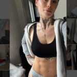Claire Tomek Instagram – UNE SEMAINE DANS MA PELLICULE : 

1 : moi en apnée essayant d’être fraîche avec les yeux déf par l’eczéma 
2 : papa enfin de retour 
3 : mes croches pour crever les yeux des rageux 
4 : ROX et son pote Pongo 
5 : nuit de merde parce que quand y’a un cauchemar c’est toujours maman 
6 : les shoes un peu trop grandes 
7 : le premier œuf de Poupoule et Mercotte
8: toujours plus de douane à payer 
9 : l’amour ❤️