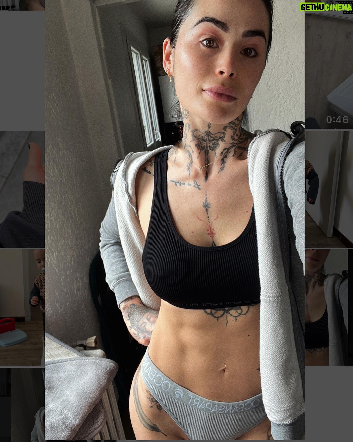Claire Tomek - 8.2K Likes - UNE SEMAINE DANS MA PELLICULE :
1 : moi en apnée essayant d’être fraîche avec les yeux déf par l’eczéma
2 : papa enfin de retour
3 : mes croches pour crever les yeux des rageux
4 : ROX et son pote Pongo
5 : nuit de merde parce que quand y’a un cauchemar c’est toujours maman
6 : les shoes un peu trop grandes
7 : le premier œuf de Poupoule et Mercotte
8: toujours plus de douane à payer
9 : l’amour ❤️