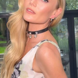Clara Paget Instagram - Out last night celebrating several of my favourites..Launching @charlottetilbury fragrances and @britishvogue X @netflix X @bafta ✨🧞‍♀️✨🔮 Dressed in an dream @alessandrarich @paristexas_it sandwich 🤍🖤🤍🖤