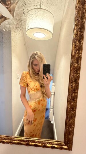 Clara Paget Instagram - A @delavaliofficial a day keeps the doctor away @janasascha 🖤🧡🤎 #MovimentoCollection