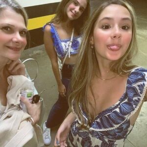 Clara Tiezzi Instagram - chegou o dia dessa pequena criatura que não vive sem novidade, fala sozinha sem perceber, troca o nome das pessoas na rua, faz caras e bocas pra pensar, ri das próprias broncas, substitui palavras básicas do dia a dia por “tchan” e/ou “blens”, é fisicamente incapaz de concluir tarefas simples sem dar uma leve dançadinha, ouve cada uma das minhas palestras domésticas sobre qualquer assunto aleatório que surja na minha cabeça e (por alguma estranha razão que só faz sentido pra ela) tem certeza absoluta que a Rihanna e a Taylor Swift são a mesma pessoa. feliz dia das mães para a mamanhezinha mais alegre, engraçada, linda, maravilhosa, inteligente, incrível e fantástica que já habitou no planeta Terra 💕 @vanessagtiezzi