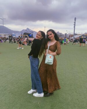 Clara Tiezzi Instagram - hoje é dia desse my little pony que nasceu semana passada e já tá fazendo 14 anos 🤧 a vida seria muito chata sem a minha gêmea que chegou na terra 9 anos atrasada (provavelmente porque estava muito ocupada se arrumando 💁🏻‍♀️💅🏻) pra me perturbar, roubar minhas coisas, me mandar sessões de foto do próprio olho e completar meus duetos estridentes a qualquer hora e em qualquer lugar 💃🏻

feliz aniversário pro brinquedo mais legal que eu já ganhei ♥️