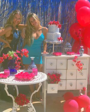 Clara Tiezzi Instagram - 15 anos do brinquedo mais legal que eu já ganhei 👯‍♀️ te amo 🩷
