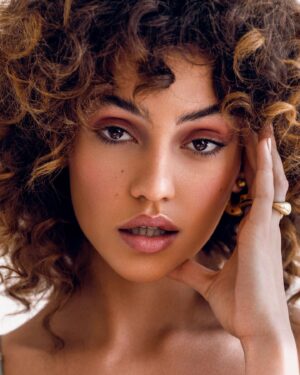 Clara Wilsey Instagram - 📸 @sandy.goldstein 
💄 @bethfollertmakeup 
👩🏽‍🦱 @erikavanessa