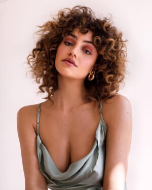 Clara Wilsey Instagram - Wearing @jijouparis shot by @sandy.goldstein 
Hair by @erikavanessa and makeup by @bethfollertmakeup 🌸