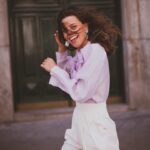 Clara Alvarado Instagram – let’s move, welcome marzo 🌾🪻

curioso elemento el tiempo, a veces pasa tan rápido y otras… en fin, es curioso. Echo la vista atrás y ha pasado mucho, otras veces, ha pasado poco. Me hago preguntas y todas me terminan llevando al momento presente, porque quizá sea ese el tiempo que importe, la conciencia del ahora, la riqueza de saber que aún tenemos tiempo, sin prisas, sin pausas, sin pasar las cosas por encima. Abre los ojos. Respira. Ahora. 

🎶 tremendo tema hablando justamente de esto ha sacado @delgado_musica 

📸 @cebarral 
🧥 @marinagundz