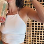Clara Alvarado Instagram – Con mi botellita de Kombucha @labtongil Aktidrenal a tooodas partes! 

Ayuda a renovar la microbiota cada día, aporta vitalidad y lo mejor es que se nota. Qué bien sienta cuidarse un poquito de verdad ☺️🌱 

me gusta prepararla con todo tipo de frutas 🍓🍋🍋‍🟩🍇🫐 y está buenísima, poca broma. La podéis conseguir en farmacia, herbolarios y en tiendas especializadas. 
#ad