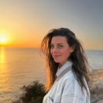 Clara Alvarado Instagram – Si hubiese organizado este día jamás me hubiera salido así 🤍🌞 para el recuerdo 4eveeer <3

Será que mejores momentos siempre nacen de la improvisación y no planificación? 

#magicday #magicmoments #DPMT #deput*madretia #ibiza #sunset #inspo #paz