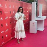 Clara Alvarado Instagram – Yo venía de minivacaciones a Ibiza pero, casualidades de la vida, terminé pasándome por @festivaldeibiza 🎦

Cada año mejoráis como el buen vino y qué ilusión reencontrarme con compañeros y compañeras que tanto admiro. Enhorabuena a todos los premiados y nominados ✨ 

Muchas gracias @helher.escribano por la invitación y a @thestandardibiza por cuidarnos con tanto cariño 🔝

El vestido con espíritu ibicenco es de @antikbatik_paris @ehmoda 🤍