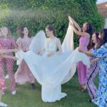 Clara Alvarado Instagram – Boda Iria y Kike, mucho rosa y un poco de alergia. 

Desde el primer año de universidad hasta el día de hoy, por aquí presentes mis amigas las enfermeras 😂💫 por muchos años másssss celebrando y disfrutando 🥂

El conjunto dos piezas es de @mattuicollection y me enamoré de él desde el minuto uno que lo vi 🌸🌸🌸🌸🌸🌸🌸🌸🌸🌸