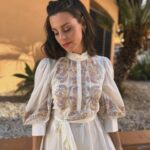 Clara Alvarado Instagram – Yo venía de minivacaciones a Ibiza pero, casualidades de la vida, terminé pasándome por @festivaldeibiza 🎦

Cada año mejoráis como el buen vino y qué ilusión reencontrarme con compañeros y compañeras que tanto admiro. Enhorabuena a todos los premiados y nominados ✨ 

Muchas gracias @helher.escribano por la invitación y a @thestandardibiza por cuidarnos con tanto cariño 🔝

El vestido con espíritu ibicenco es de @antikbatik_paris @ehmoda 🤍