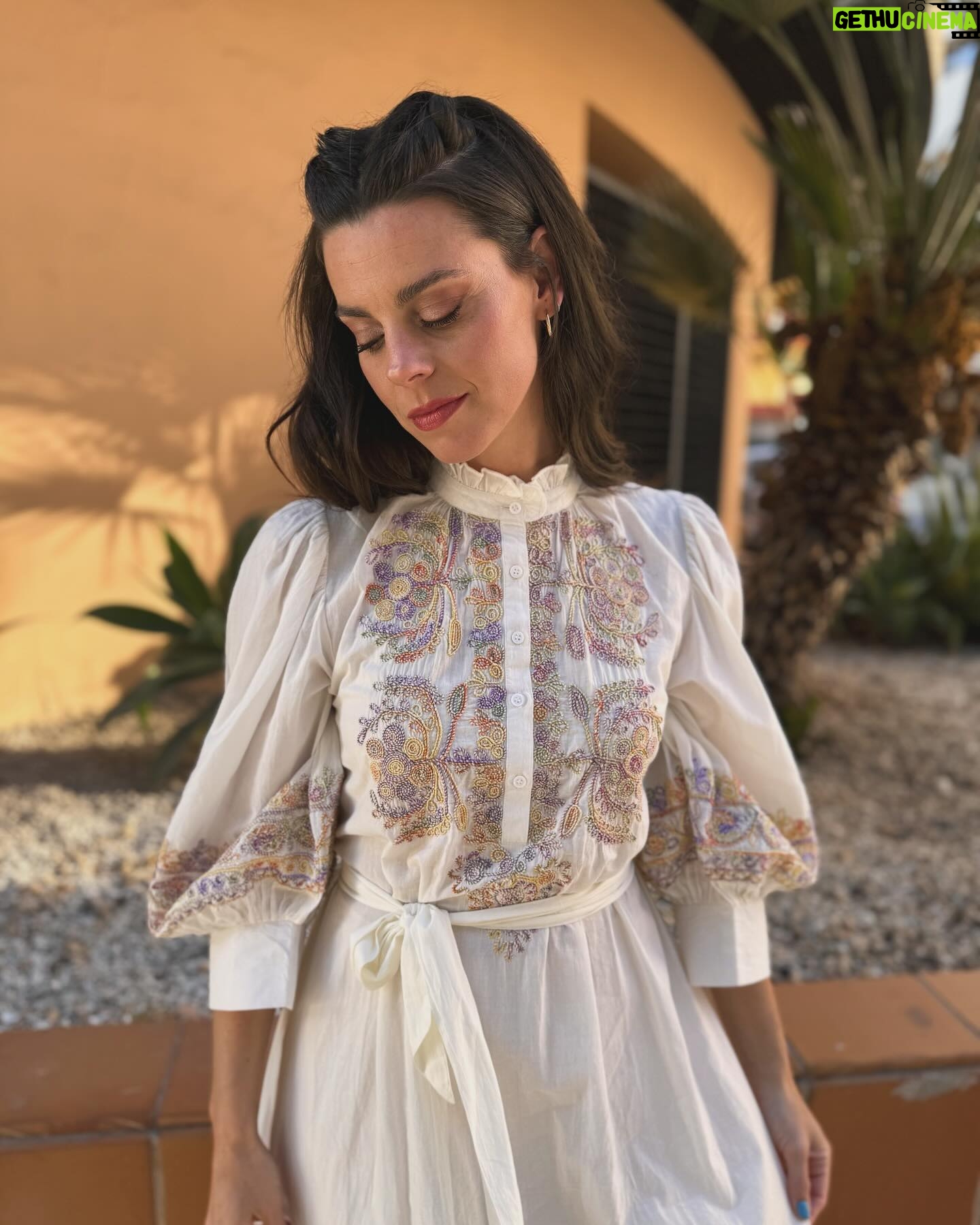 Clara Alvarado Instagram - Yo venía de minivacaciones a Ibiza pero, casualidades de la vida, terminé pasándome por @festivaldeibiza 🎦 Cada año mejoráis como el buen vino y qué ilusión reencontrarme con compañeros y compañeras que tanto admiro. Enhorabuena a todos los premiados y nominados ✨ Muchas gracias @helher.escribano por la invitación y a @thestandardibiza por cuidarnos con tanto cariño 🔝 El vestido con espíritu ibicenco es de @antikbatik_paris @ehmoda 🤍