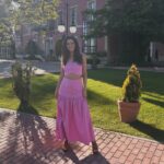 Clara Alvarado Instagram – Boda Iria y Kike, mucho rosa y un poco de alergia. 

Desde el primer año de universidad hasta el día de hoy, por aquí presentes mis amigas las enfermeras 😂💫 por muchos años másssss celebrando y disfrutando 🥂

El conjunto dos piezas es de @mattuicollection y me enamoré de él desde el minuto uno que lo vi 🌸🌸🌸🌸🌸🌸🌸🌸🌸🌸