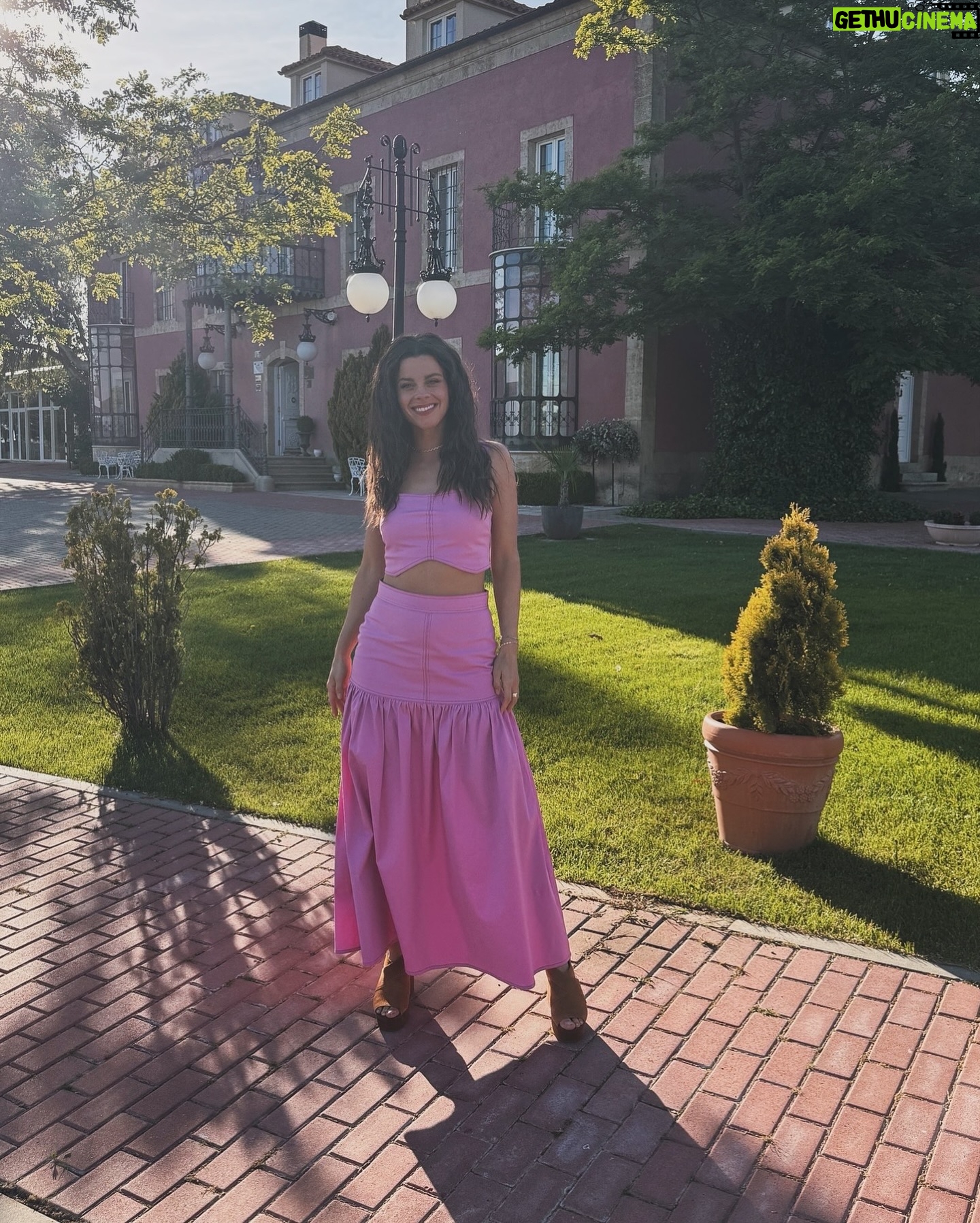 Clara Alvarado Instagram - Boda Iria y Kike, mucho rosa y un poco de alergia. Desde el primer año de universidad hasta el día de hoy, por aquí presentes mis amigas las enfermeras 😂💫 por muchos años másssss celebrando y disfrutando 🥂 El conjunto dos piezas es de @mattuicollection y me enamoré de él desde el minuto uno que lo vi 🌸🌸🌸🌸🌸🌸🌸🌸🌸🌸