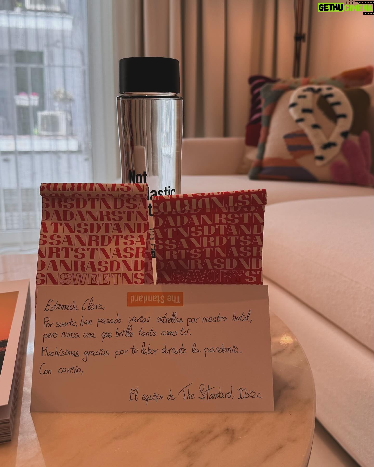 Clara Alvarado Instagram - Yo venía de minivacaciones a Ibiza pero, casualidades de la vida, terminé pasándome por @festivaldeibiza 🎦 Cada año mejoráis como el buen vino y qué ilusión reencontrarme con compañeros y compañeras que tanto admiro. Enhorabuena a todos los premiados y nominados ✨ Muchas gracias @helher.escribano por la invitación y a @thestandardibiza por cuidarnos con tanto cariño 🔝 El vestido con espíritu ibicenco es de @antikbatik_paris @ehmoda 🤍