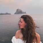 Clara Alvarado Instagram – Jamás pensé que iba a volver a tener el pelo tan largo y sano! Casi casi como hace 8 años, podéis verlo en la última foto, lo conseguiré? Se admiten apuestas. 
Siempre terminaba cortándomelo porque no tenía paciencia, se me caía o se rompía… 

Conocí los productos de @bioscalin_espana el año pasado, hice el tratamiento con el activador capilar   comprimidos durante 3 meses y ya veis el pelazo (como muchos y muchas me decís) ✨😉🙏🏼

Con la llegada de la Primavera, el estrés y agotamiento, el pelito se vuelve a resentir y quiero seguir cuidándolo. Es un tratamiento tanto para hombres como para mujeres. Los productos de @bioscalin_espana son lo mejor que hay en el mercado cosmético de cuidado capilar con activos de origen vegetal 🌿 os lo recomiendo 100%, yo estoy súper contenta la verdad. 

#ELPODERDEBIOSCALIN #Ad

En este link de @harpersbazaares tenéis toda la info para lucir pelazo: https://www.harpersbazaar.com/es/belleza/pelo-belleza/g60438218/tratamiento-anticaida-bioscalin-pelo-cabello/ 🤍