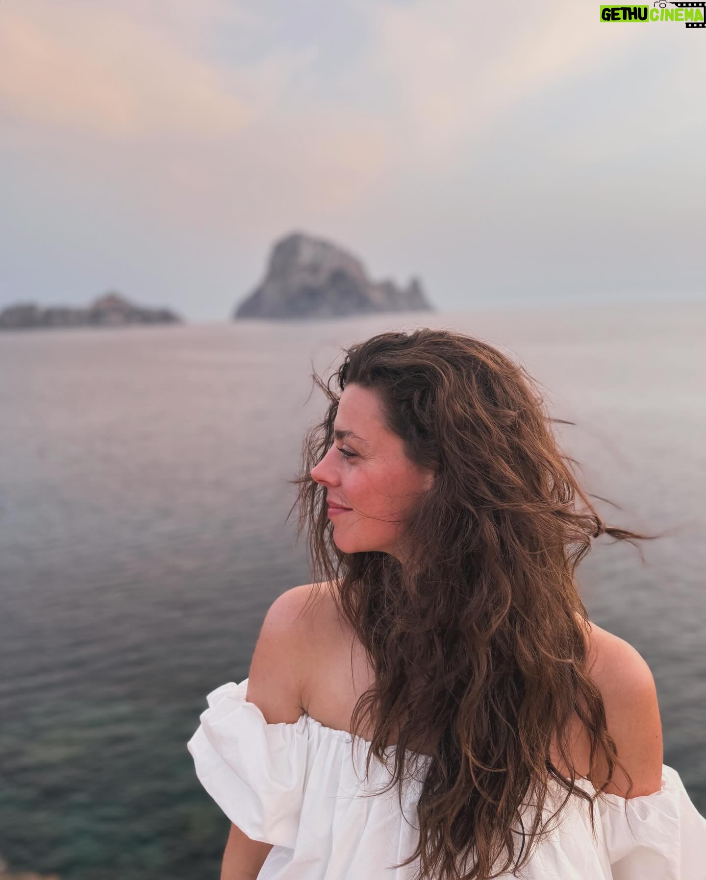Clara Alvarado Instagram - Jamás pensé que iba a volver a tener el pelo tan largo y sano! Casi casi como hace 8 años, podéis verlo en la última foto, lo conseguiré? Se admiten apuestas. Siempre terminaba cortándomelo porque no tenía paciencia, se me caía o se rompía… Conocí los productos de @bioscalin_espana el año pasado, hice el tratamiento con el activador capilar comprimidos durante 3 meses y ya veis el pelazo (como muchos y muchas me decís) ✨😉🙏🏼 Con la llegada de la Primavera, el estrés y agotamiento, el pelito se vuelve a resentir y quiero seguir cuidándolo. Es un tratamiento tanto para hombres como para mujeres. Los productos de @bioscalin_espana son lo mejor que hay en el mercado cosmético de cuidado capilar con activos de origen vegetal 🌿 os lo recomiendo 100%, yo estoy súper contenta la verdad. #ELPODERDEBIOSCALIN #Ad En este link de @harpersbazaares tenéis toda la info para lucir pelazo: https://www.harpersbazaar.com/es/belleza/pelo-belleza/g60438218/tratamiento-anticaida-bioscalin-pelo-cabello/ 🤍