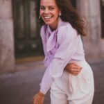 Clara Alvarado Instagram – let’s move, welcome marzo 🌾🪻

curioso elemento el tiempo, a veces pasa tan rápido y otras… en fin, es curioso. Echo la vista atrás y ha pasado mucho, otras veces, ha pasado poco. Me hago preguntas y todas me terminan llevando al momento presente, porque quizá sea ese el tiempo que importe, la conciencia del ahora, la riqueza de saber que aún tenemos tiempo, sin prisas, sin pausas, sin pasar las cosas por encima. Abre los ojos. Respira. Ahora. 

🎶 tremendo tema hablando justamente de esto ha sacado @delgado_musica 

📸 @cebarral 
🧥 @marinagundz