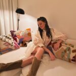 Clara Alvarado Instagram – Yo venía de minivacaciones a Ibiza pero, casualidades de la vida, terminé pasándome por @festivaldeibiza 🎦

Cada año mejoráis como el buen vino y qué ilusión reencontrarme con compañeros y compañeras que tanto admiro. Enhorabuena a todos los premiados y nominados ✨ 

Muchas gracias @helher.escribano por la invitación y a @thestandardibiza por cuidarnos con tanto cariño 🔝

El vestido con espíritu ibicenco es de @antikbatik_paris @ehmoda 🤍
