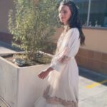 Clara Alvarado Instagram - Yo venía de minivacaciones a Ibiza pero, casualidades de la vida, terminé pasándome por @festivaldeibiza 🎦 Cada año mejoráis como el buen vino y qué ilusión reencontrarme con compañeros y compañeras que tanto admiro. Enhorabuena a todos los premiados y nominados ✨ Muchas gracias @helher.escribano por la invitación y a @thestandardibiza por cuidarnos con tanto cariño 🔝 El vestido con espíritu ibicenco es de @antikbatik_paris @ehmoda 🤍