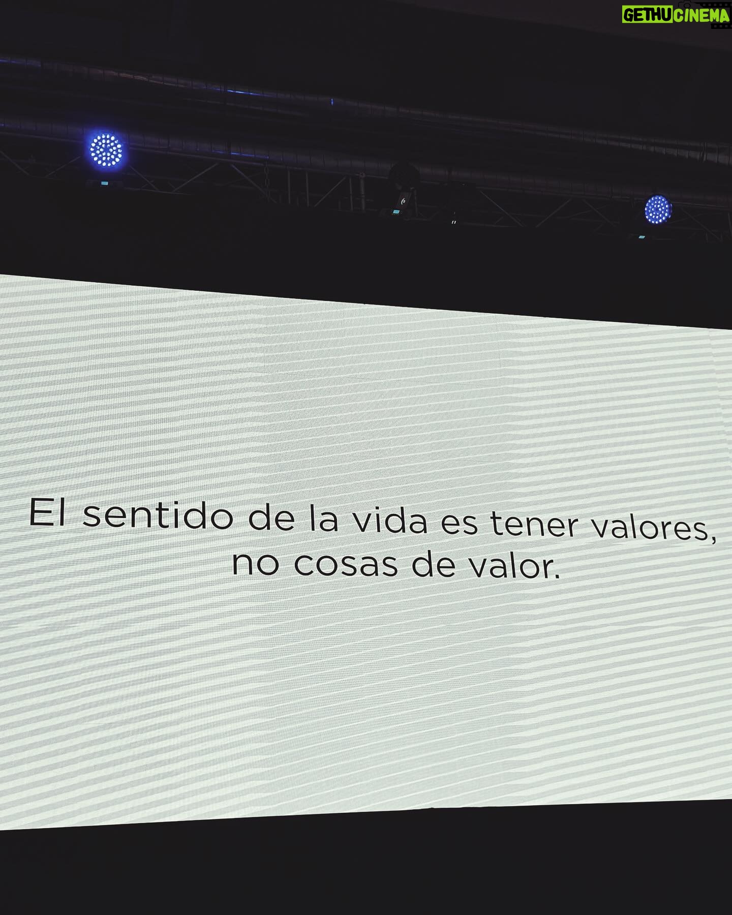 Clara Alvarado Instagram - no es una boda, no es un bautizo, es la Primera Comunión de la hija de mi amiga @tamilopezex , el ojito derecho de toda mi cuadrilla de Deleitosa: ayer fue la Comunión de Sofi 🌸 y nos lo pasamos súper bien! celebramos su felicidad y la vida, porque madre mía cómo vuela el tiempo!! Aún así sigo haciendo las mismas cosas que cuando era una niña y si no mirad el segundo vídeo 🍭☁️😂