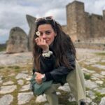 Clara Alvarado Instagram – La lluvia nos ha dado una mini tregua y es que Trujillo nunca defrauda 🎨 🏰🍷🌼

Confieso que es mi pueblo favorito de España, ¿cuál es el vuestro?

Recomendaciones para visitar próximamente?!
Estoy atenta 📝☺️