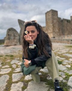 Clara Alvarado Instagram - La lluvia nos ha dado una mini tregua y es que Trujillo nunca defrauda 🎨 🏰🍷🌼 Confieso que es mi pueblo favorito de España, ¿cuál es el vuestro? Recomendaciones para visitar próximamente?! Estoy atenta 📝☺️