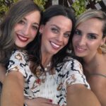 Clara Alvarado Instagram – no es una boda, no es un bautizo, es la Primera Comunión de la hija de mi amiga @tamilopezex , el ojito derecho de toda mi cuadrilla de Deleitosa: ayer fue la Comunión de Sofi 🌸 y nos lo pasamos súper bien! 

celebramos su felicidad y la vida, porque madre mía cómo vuela el tiempo!! Aún así sigo haciendo las mismas cosas que cuando era una niña y si no mirad el segundo vídeo 🍭☁️😂