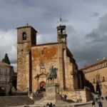 Clara Alvarado Instagram – La lluvia nos ha dado una mini tregua y es que Trujillo nunca defrauda 🎨 🏰🍷🌼

Confieso que es mi pueblo favorito de España, ¿cuál es el vuestro?

Recomendaciones para visitar próximamente?!
Estoy atenta 📝☺️
