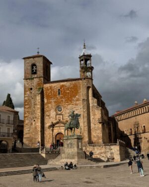 Clara Alvarado Instagram - La lluvia nos ha dado una mini tregua y es que Trujillo nunca defrauda 🎨 🏰🍷🌼

Confieso que es mi pueblo favorito de España, ¿cuál es el vuestro?

Recomendaciones para visitar próximamente?!
Estoy atenta 📝☺️