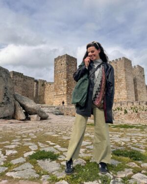 Clara Alvarado Instagram - La lluvia nos ha dado una mini tregua y es que Trujillo nunca defrauda 🎨 🏰🍷🌼

Confieso que es mi pueblo favorito de España, ¿cuál es el vuestro?

Recomendaciones para visitar próximamente?!
Estoy atenta 📝☺️